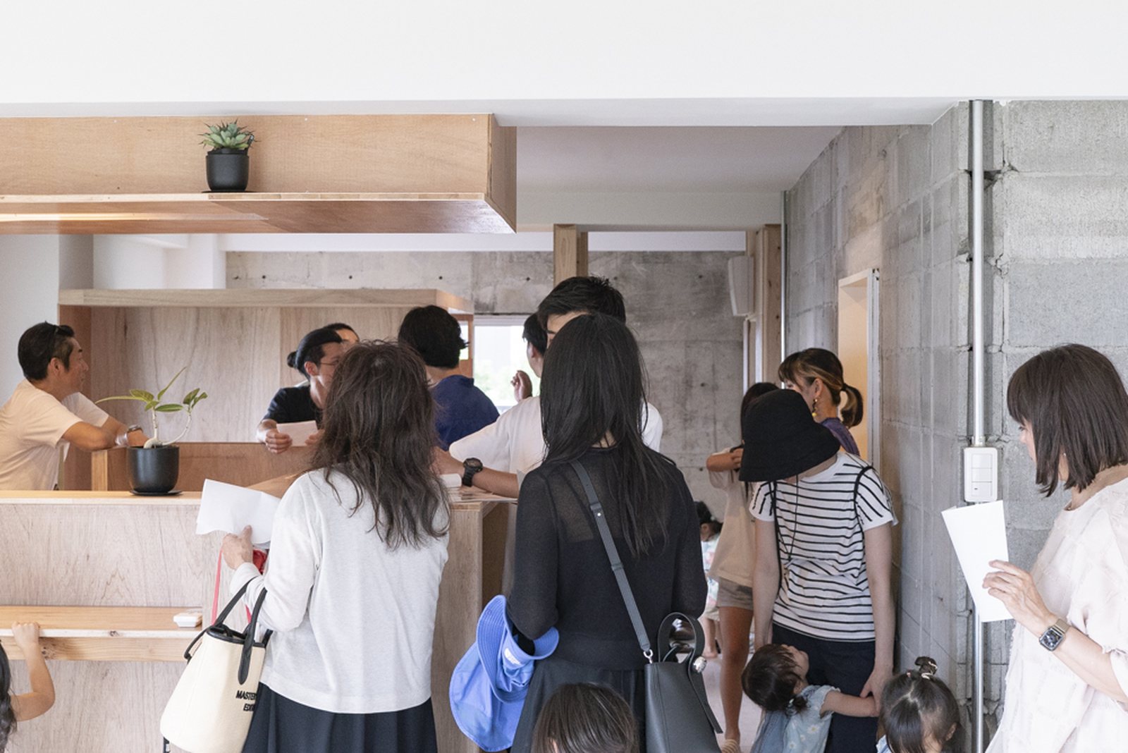 改装した部屋で行われた見学会のようす